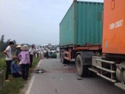 Tin tức trong ngày - Mẹ ôm thi thể con trai khóc ngất bên bánh xe container