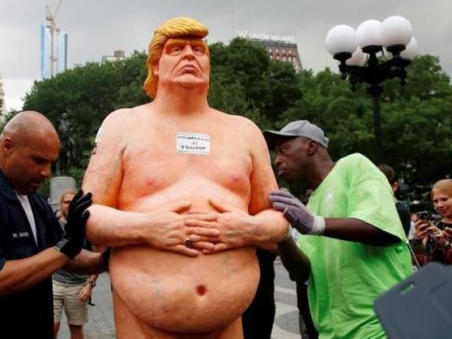 Thế giới - Đấu giá tượng khỏa thân của Donald Trump tới 400 triệu
