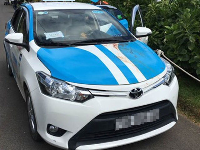 Pháp luật - Tài xế taxi cướp tài sản, hất nữ hành khách lên nắp ca-pô
