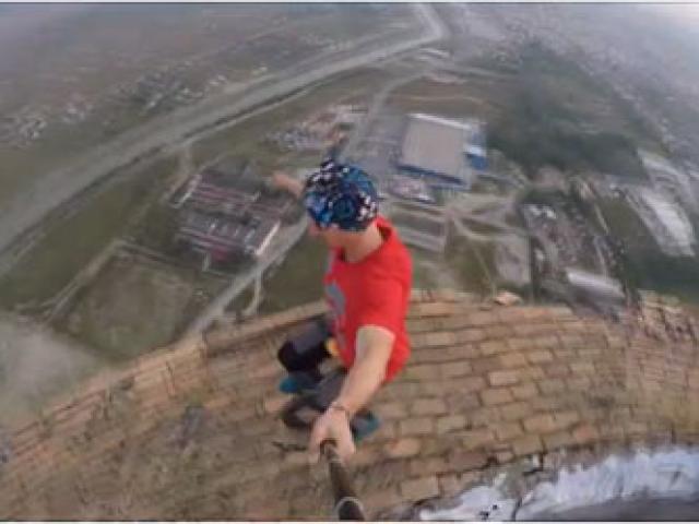 Bạn trẻ - Cuộc sống - "Giỡn mặt tử thần" đạp xe trên đỉnh ống khói 250m