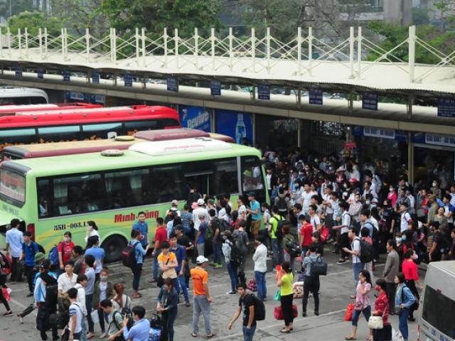 Tin tức trong ngày - Người lớn, trẻ nhỏ ngủ vạ vật chờ xe về quê nghỉ lễ 2/9