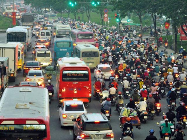 Tin tức trong ngày - Người dân rồng rắn rời Sài Gòn về quê nghỉ lễ