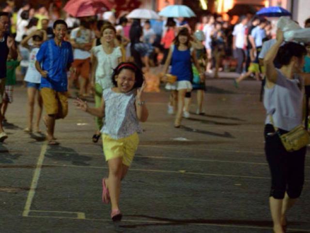 Tin tức trong ngày - Ngàn người mắc kẹt trên phố đi bộ vì mưa lớn