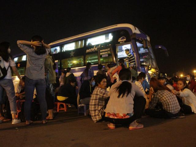 Tin tức trong ngày - Ngàn người vật vạ thâu đêm ở Bến xe Miền Tây