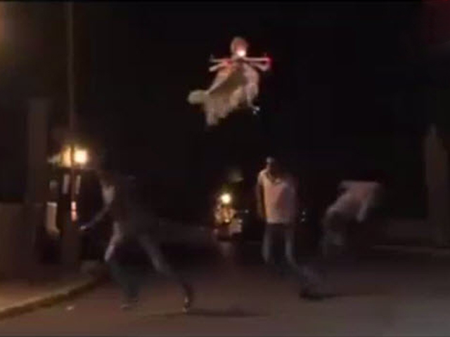 Video Clip Cười - Clip hài: Chạy mất dép khi gặp "ma" giữa đêm