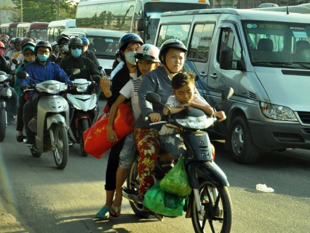 Tin tức trong ngày - Trẻ em mệt nhoài theo cha mẹ trở lại Sài Gòn sau lễ