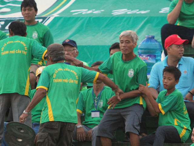 Bóng đá - Hòa Long An, CĐV Cần Thơ suýt đánh nhau trên khán đài