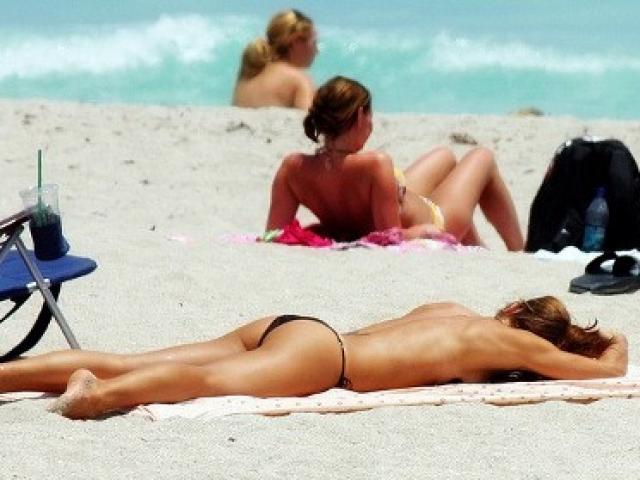 Du lịch - Đánh nhau vì không chịu cởi đồ trên bãi biển khỏa thân