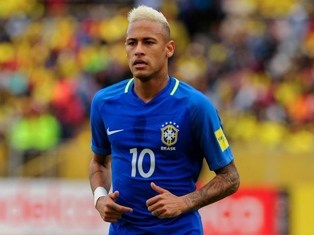 Bóng đá - Neymar bị fan cuồng "đánh úp" trên sân tập ĐT Brazil