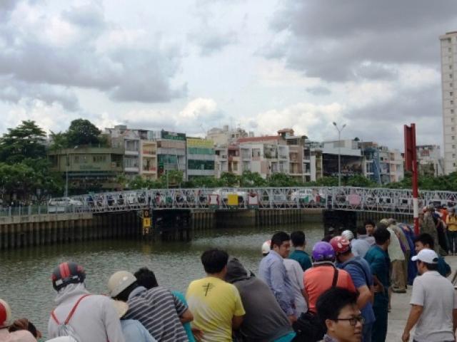 TP.HCM: Hàng trăm người vây kín bờ kênh xem xác chết