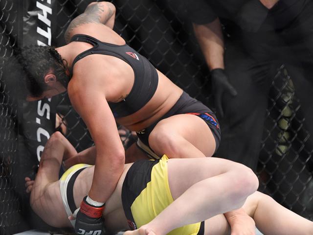 Thể thao - Ra mắt UFC, đả nữ xinh đẹp bị "vùi hoa dập liễu"