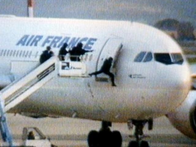 Vụ cướp máy bay chở 177 người để tạo bom “thiêu” Paris