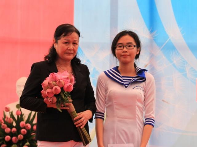 Tin tức trong ngày - Câu chuyện xúc động của nữ sinh lớp 12 trong ngày khai giảng