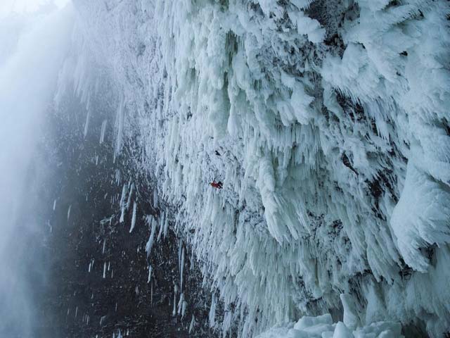 Thể thao - Leo núi khó nhất Trái đất: Kinh hồn bạt vía