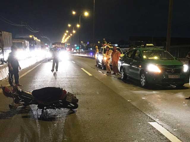 Tin tức trong ngày - "Ma men" lao vào taxi, bay nhiều mét trên Quốc lộ 1