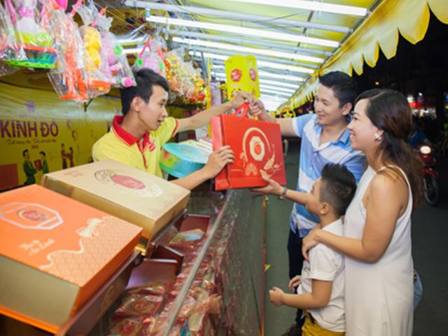 Thị trường - Tiêu dùng - Cận rằm, bánh trung thu hút khách