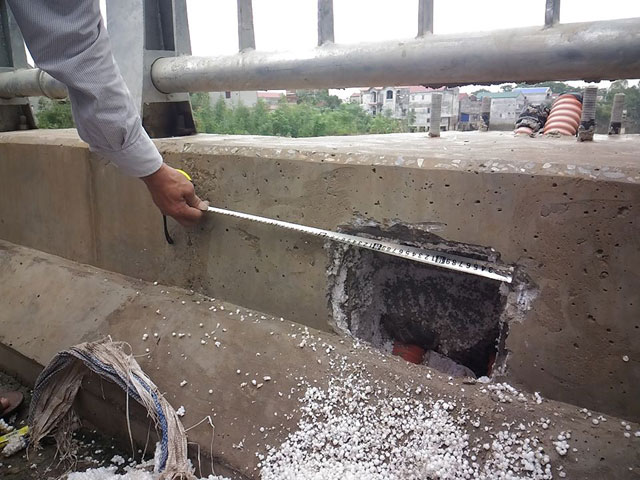 Tin tức trong ngày - Sở GTVT Hà Nội giải thích vụ bê tông lót xốp ở cầu vượt