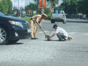 Tin tức trong ngày - Trung úy CSGT &quot;phơi mình&quot; quét đá rơi giữa trưa nắng