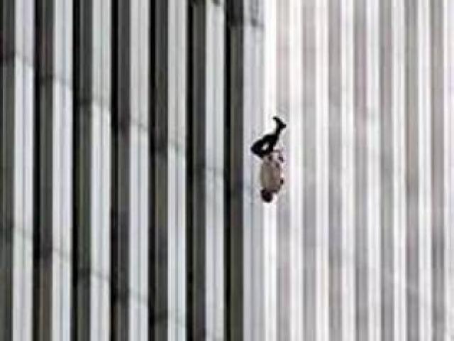Người đàn ông bí ẩn rơi khỏi tháp đôi vụ khủng bố 11.9
