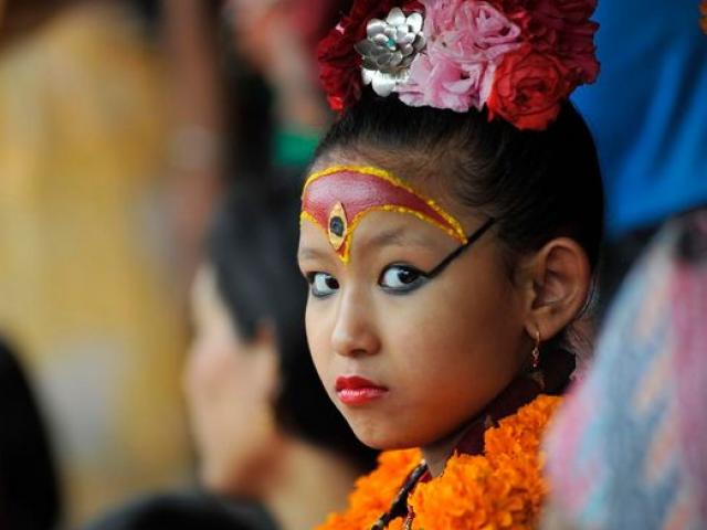 Phi thường - kỳ quặc - Nepal: Tôn bé gái 7 tuổi làm nữ thần vì có giọng như vịt