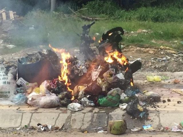 Pháp luật - Giận vợ đánh bạc, mang xe máy đi đốt