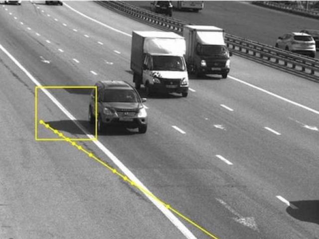 Phi thường - kỳ quặc - Tài xế bị phạt vì... bóng xe lấn vạch