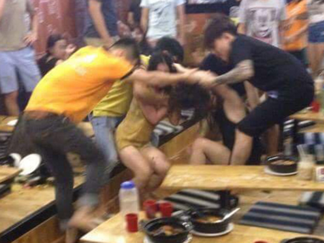 Giới trẻ - Vì nhìn đểu, hai cô gái ném bay đĩa trong quán mỳ cay