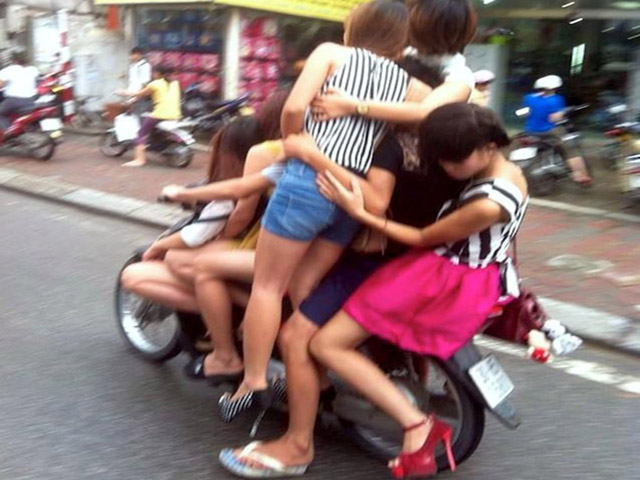 Tranh vui - Bắt gặp những hình ảnh &quot;oái oăm&quot; trên đường phố