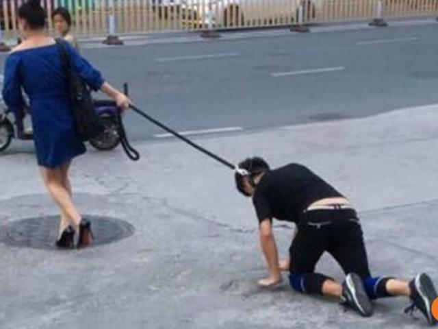 Phi thường - kỳ quặc - Người phụ nữ dắt người đi dạo trên phố như chó cưng