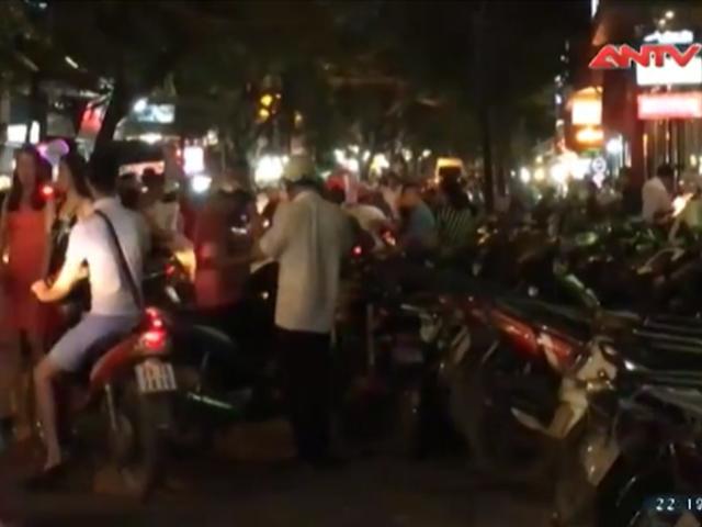 Video An ninh - Cảnh “chặt chém” giá cắt cổ trên phố đi bộ Hồ Gươm