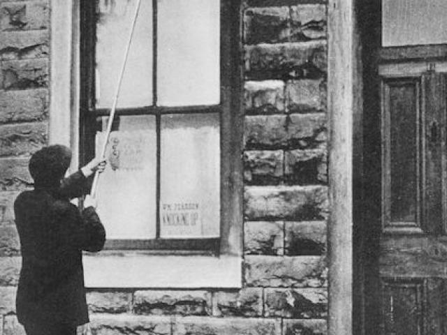 Thế giới - Ảnh hiếm: "Đồng hồ" đầu thế kỷ 20 đi từng nhà báo thức