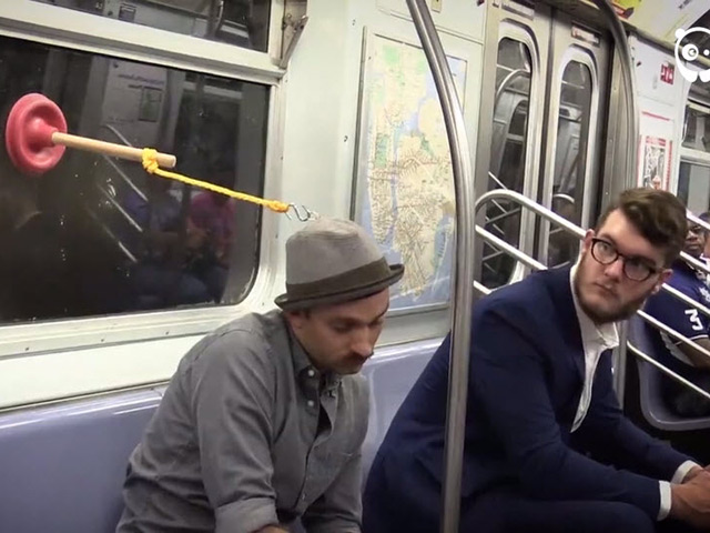 Video Clip Cười - Cách tránh làm phiền người khác ở nơi công cộng