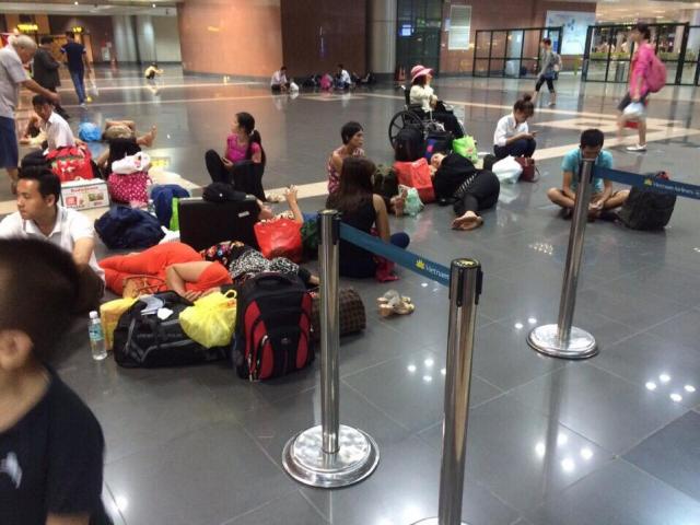 Tin tức trong ngày - Máy bay chậm chuyến, hành khách nằm ngồi vạ vật tại sân bay