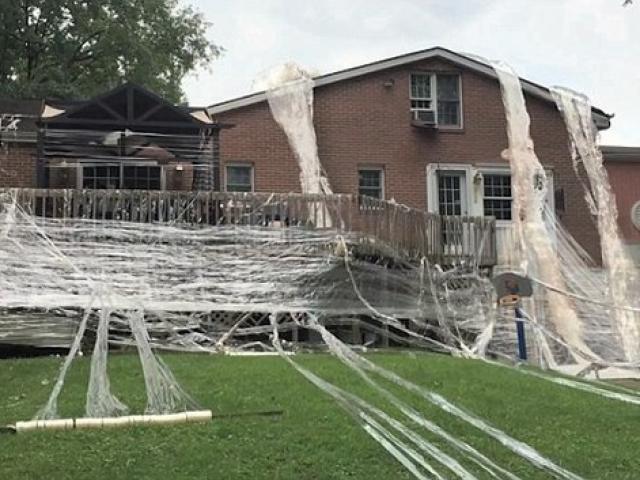 Phi thường - kỳ quặc - Đi chơi về, thấy nhà bị cuốn gần 100 km băng dính