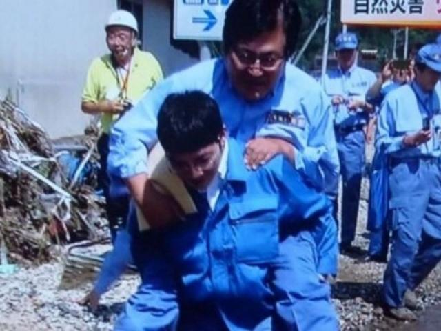 Thế giới - Để cấp dưới cõng qua vũng nước, Thứ trưởng Nhật hối hận