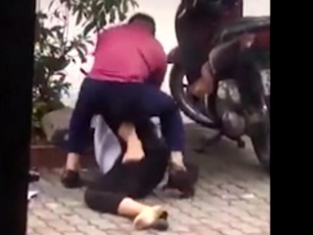Tin tức trong ngày - Clip: Vợ trẻ bị chồng đè xuống đường, đấm đá dã man