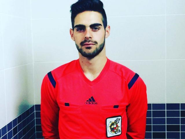 Bóng đá - Trở lại sân cỏ, trọng tài đồng tính lập tức bị dọa giết