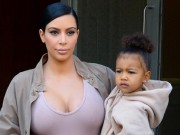 Người mẫu - Hoa hậu - Gu thời trang &quot;tông xuyệt tông&quot; của mẹ con Kim Kardashian