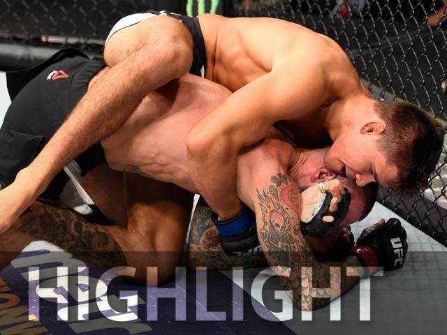 Thể thao - Bỏ WWE đến UFC xưng bá, võ sĩ ăn đấm "sấp mặt"