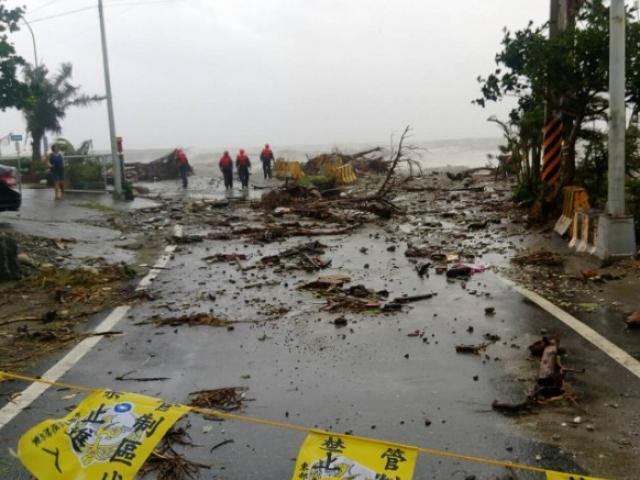 Ảnh: Siêu bão mạnh nhất năm 2016 càn quét Đài Loan