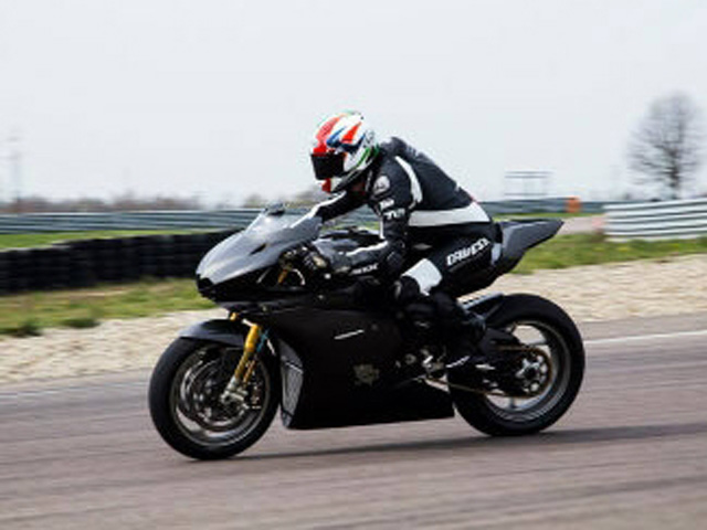 Thế giới xe - Mô tô phân khối lớn đắt nhất thế giới lăn bánh trên đường đua