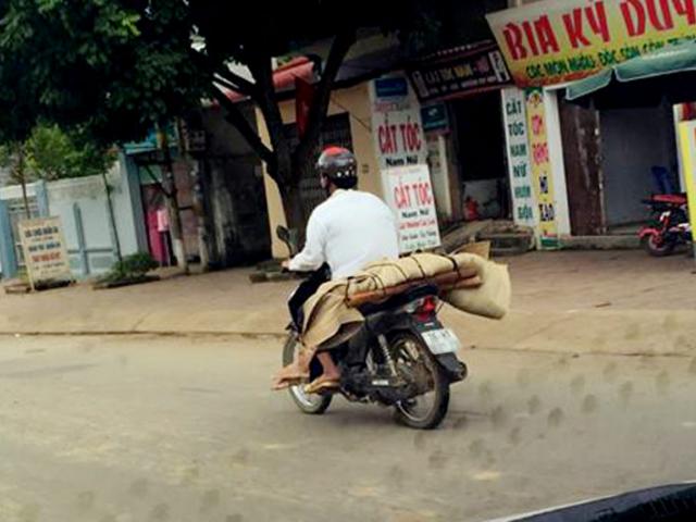 Tin tức trong ngày - Chở xác người bằng xe máy dễ lây lan mầm bệnh