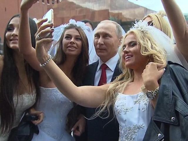 Thế giới - Putin chụp "tự sướng" cùng cô dâu Nga ở Quảng trường Đỏ