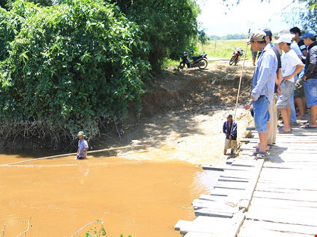 Tin tức trong ngày - Người dân đổ xô vớt cá lạ nổi trên sông