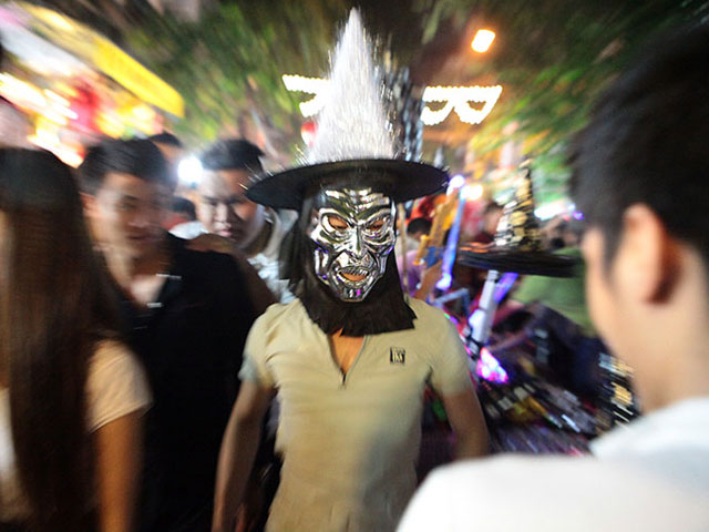 Tin tức trong ngày - "Ma quỷ" lượn lờ dọa người trên phố đi bộ đêm Trung thu