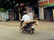 Tin tức trong ngày - Người chở thi thể bằng xe máy là ai?