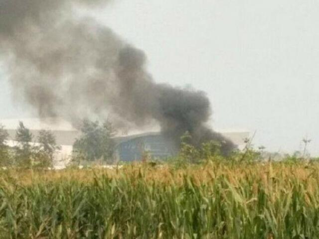 Thế giới - Biểu diễn xong, máy bay TQ lao xuống đồng, 4 người chết