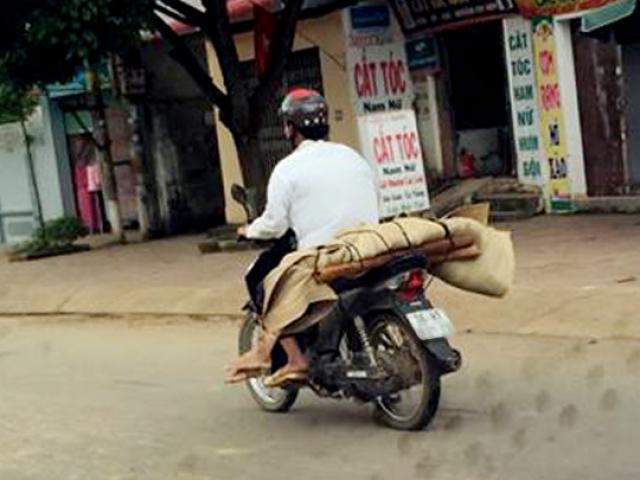 Tin tức trong ngày - Lời kể đầy ám ảnh của người chở xác bằng xe máy