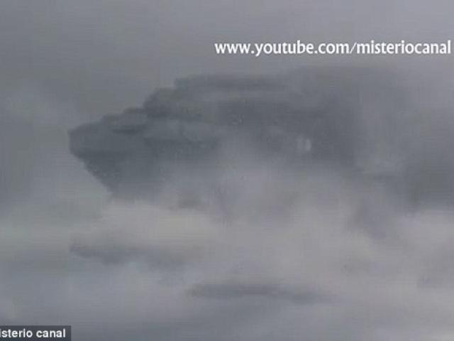 Video: UFO khổng lồ bay trong đám mây ở Peru?