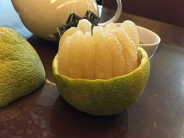 Ẩm thực - Mẹo bóc bưởi tuyệt hay khiến chị em "mắt tròn mắt dẹt"